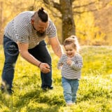 Photo d'un père et sa fille qui jouent pendant une Séance Famille Montbrison Loire 42