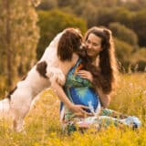 Séance Photo Grossesse Extérieur St Etienne Loire (42) avec un chien et une femme enceinte