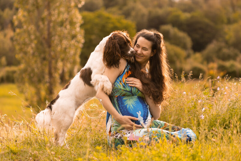 Séance Photo Grossesse Extérieur St Etienne Loire (42) avec un chien et une femme enceinte