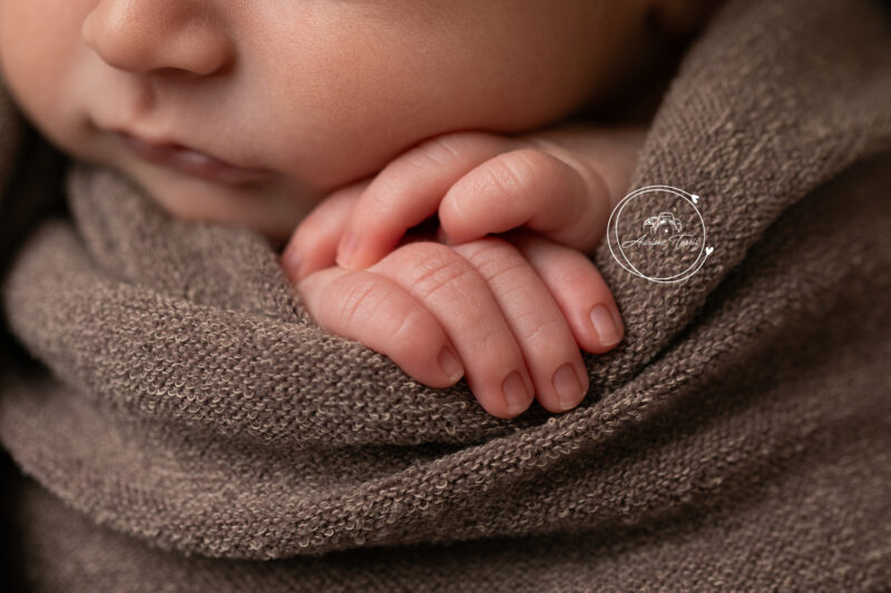 Détails des mains - Séance Nouveau-né Studio Saint-Etienne Photographe Loire