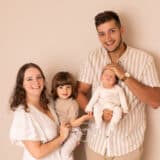 Photo d'une famille pendant une Séance Nouveau-né Studio Saint-Etienne Loire 42