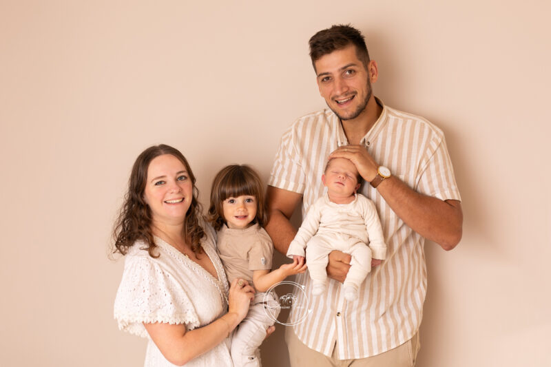 Photo d'une famille pendant une Séance Nouveau-né Studio Saint-Etienne Loire 42